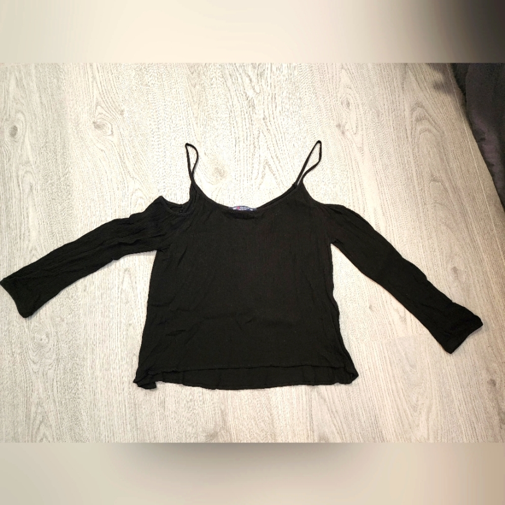 Gauzy cold shoulder top, S*